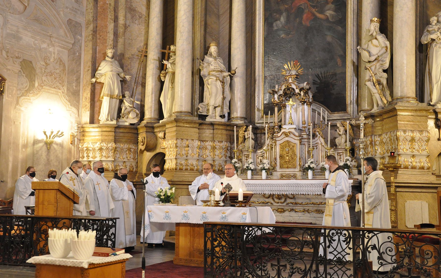 Közösen celebrált misét a város papsága Gyertyaszentelő Boldogasszony ünnepén